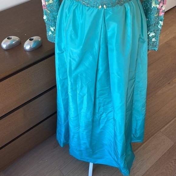 VINTAGE 100% Silk Hand Beaded Victoria Royal gown - Picture 7 of 13